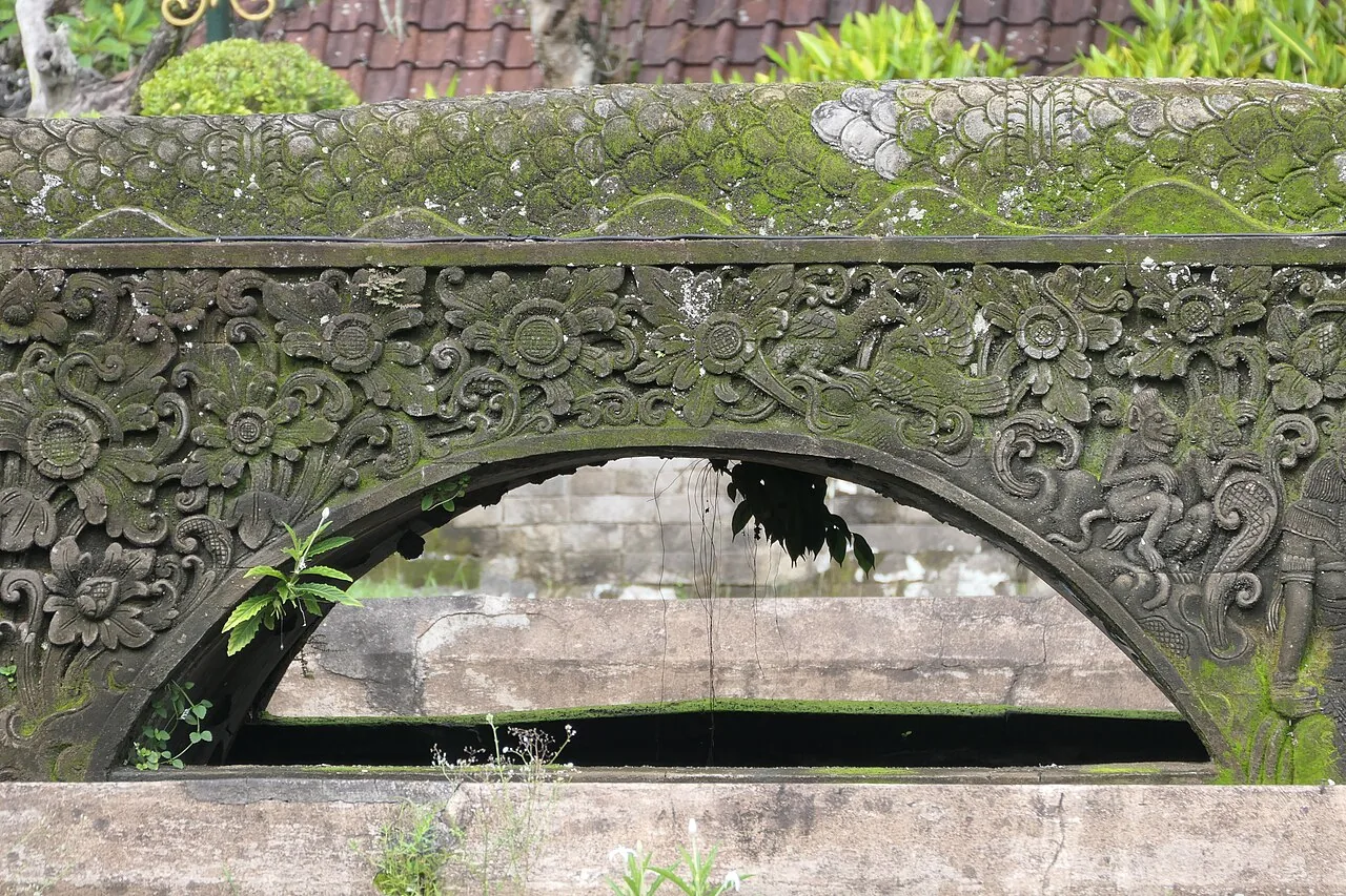 Detail jembatan berukir di Taman Ayun