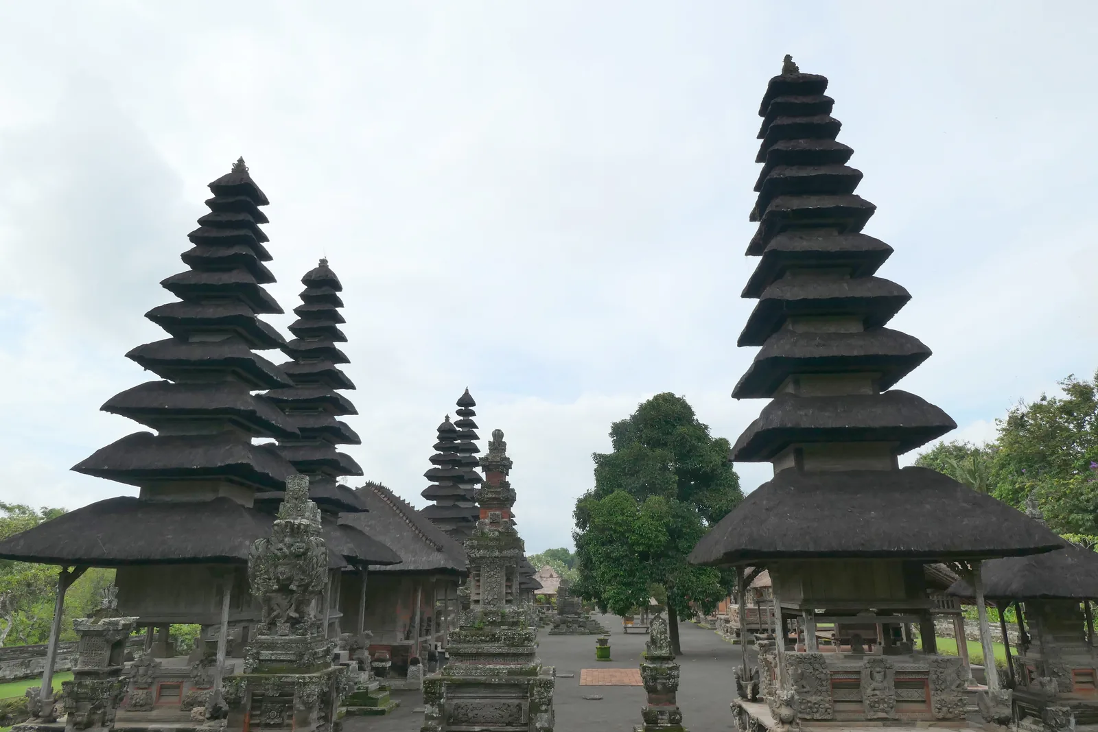 Halaman dan meru Pura Taman Ayun