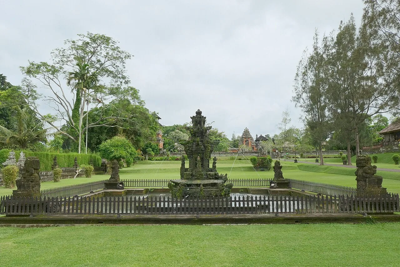 Air mancur dan taman hijau di Taman Ayun