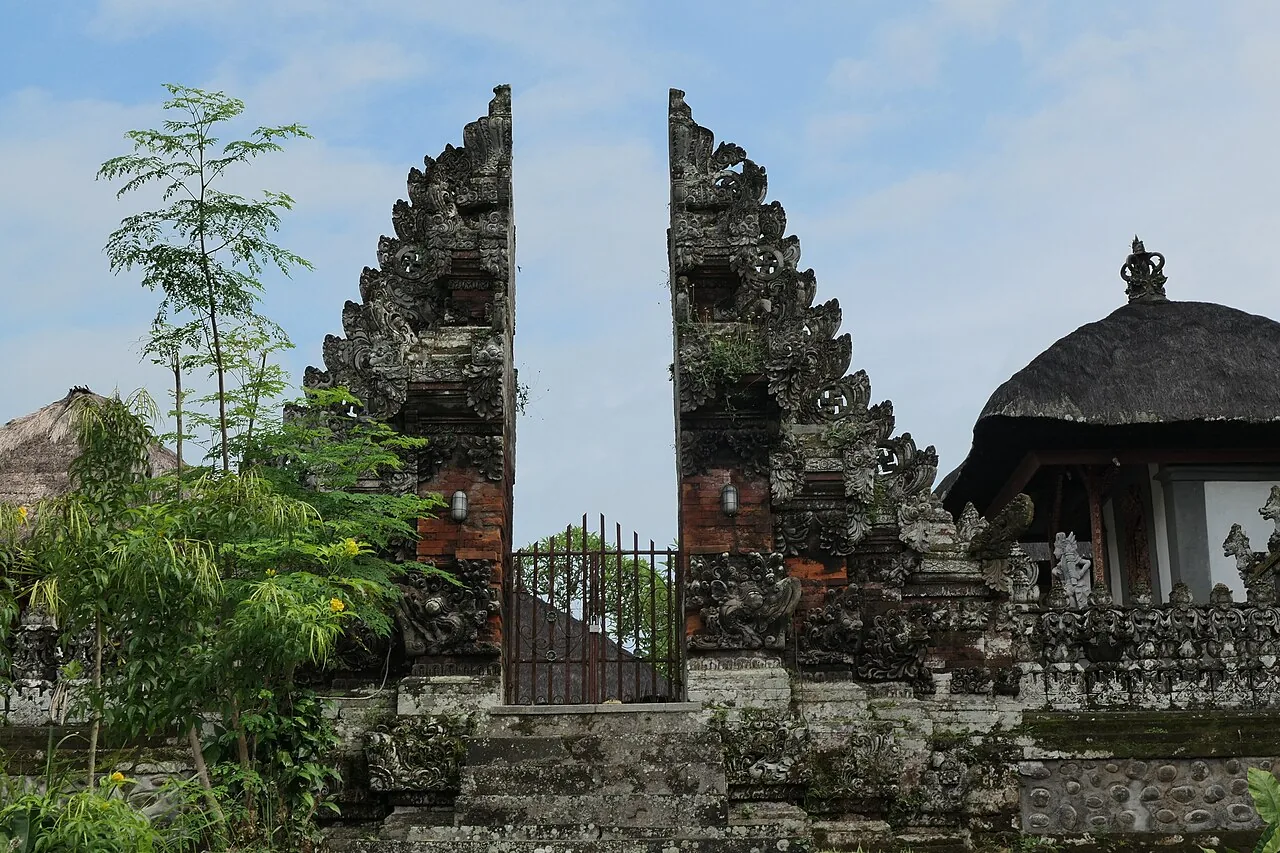 Gerbang batu Pura Taman Ayun
