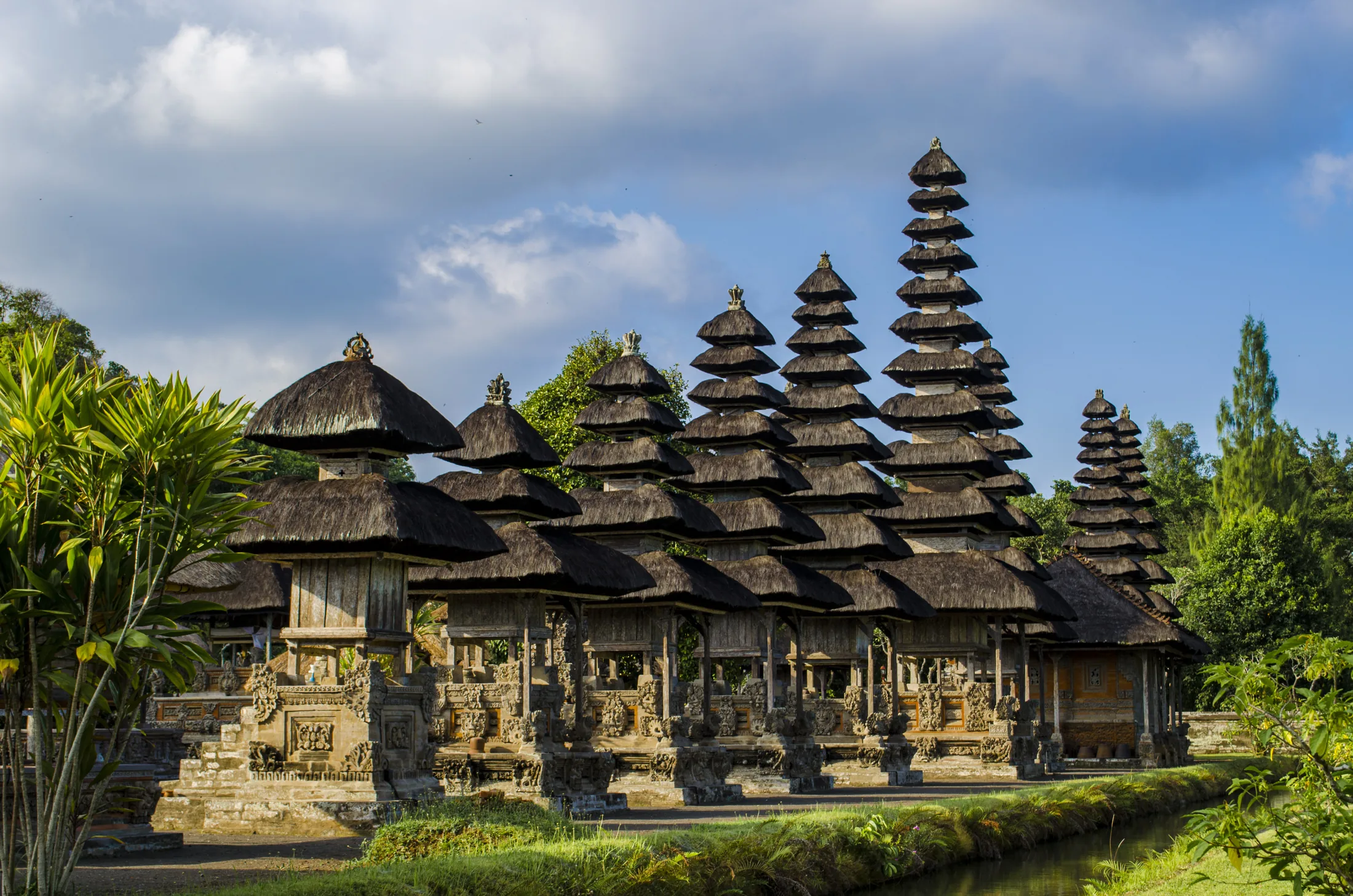 Deretan meru bertingkat di Pura Taman Ayun, Mengwi